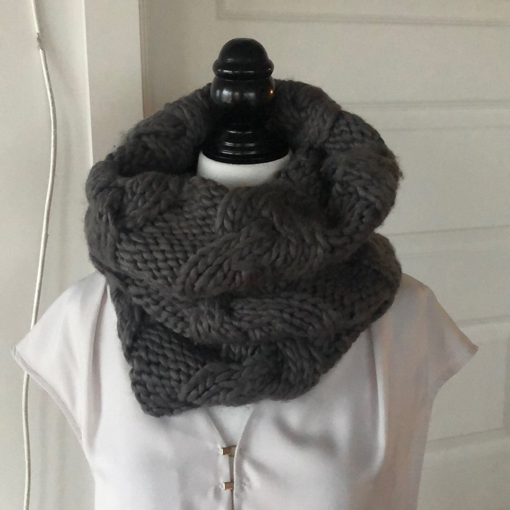 NWOT Vero Moda Grey Chunky Scarf.